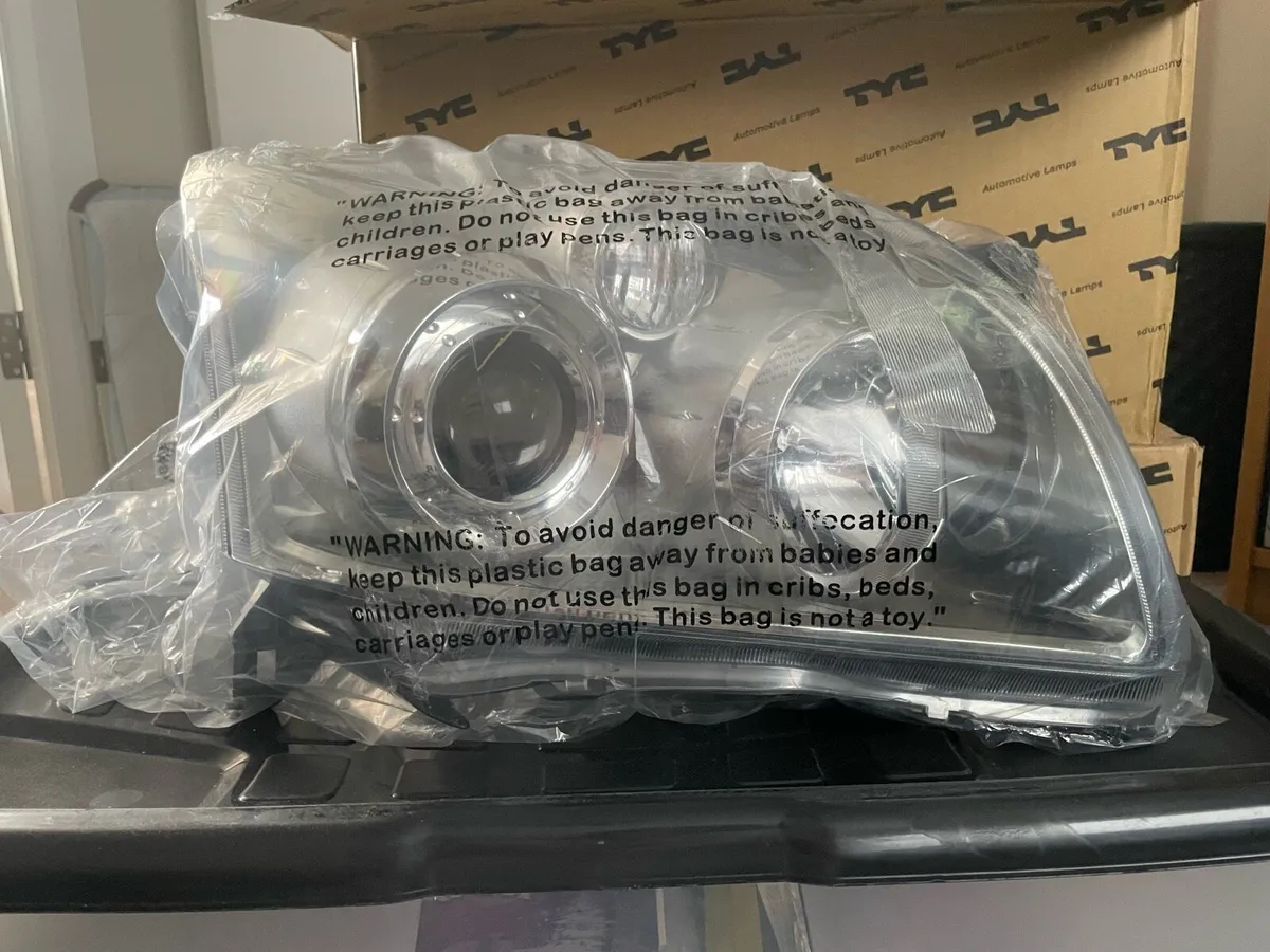 W2006-2009 TOYOTA AVENSIS HEAD LAMPS - Image 1