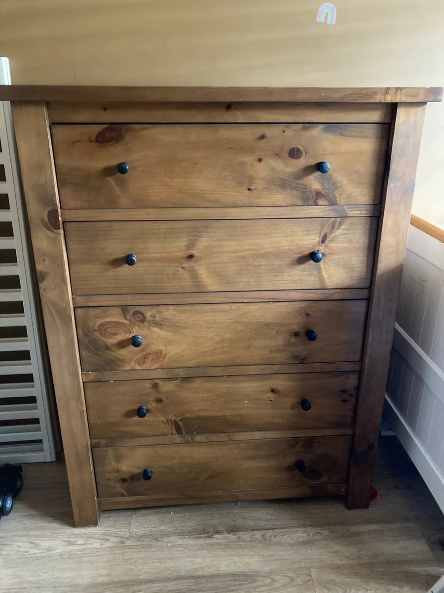 5 drawer Mexican Oak chest of Drawers - Image 1