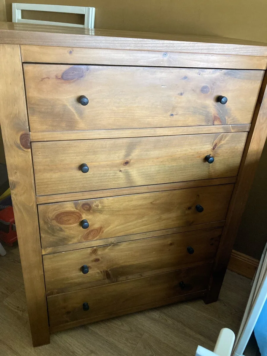 5 drawer Mexican Oak chest of Drawers - Image 2