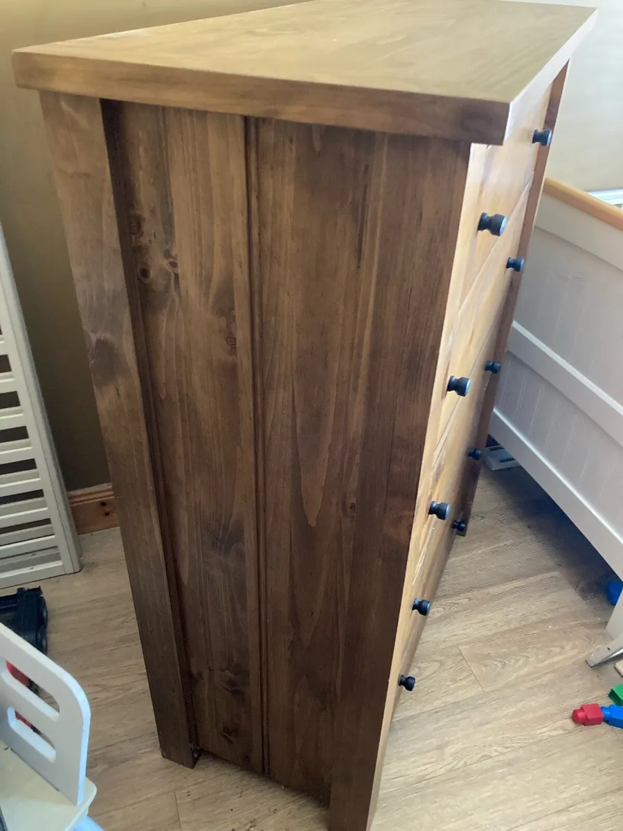 5 drawer Mexican Oak chest of Drawers - Image 3