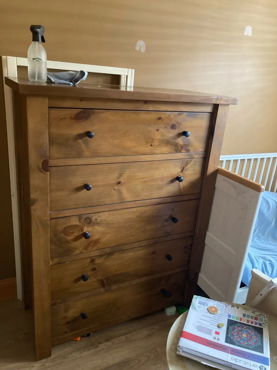 5 drawer Mexican Oak chest of Drawers - Image 4