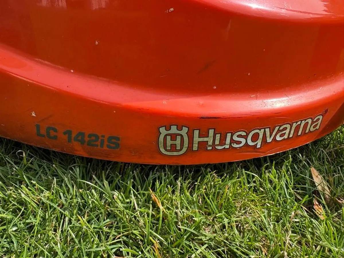 Husqvarna LC 142iS Cordless Self-Propelled Lawnmower (With 2x 40-B140 Batteries & Charger) - Image 2