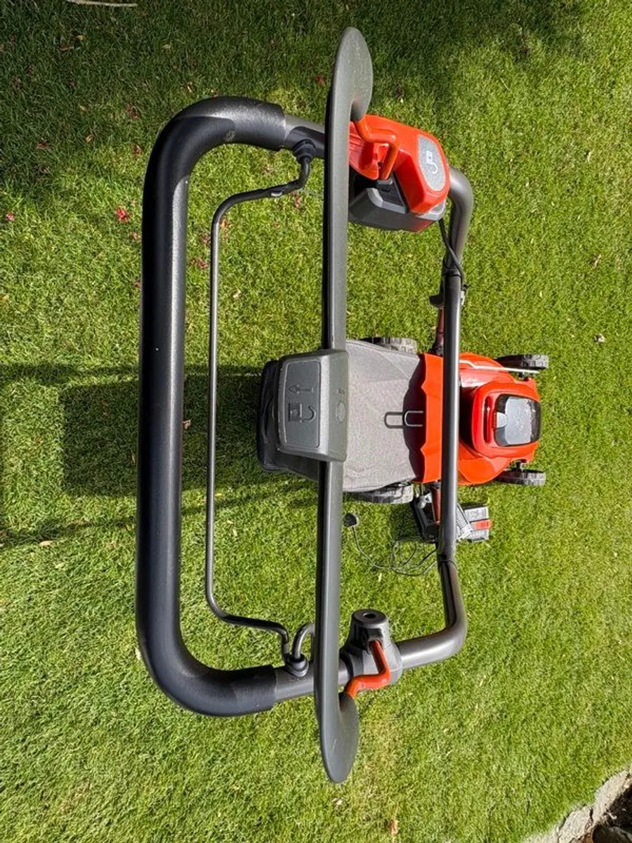 Husqvarna LC 142iS Cordless Self-Propelled Lawnmower (With 2x 40-B140 Batteries & Charger) - Image 3
