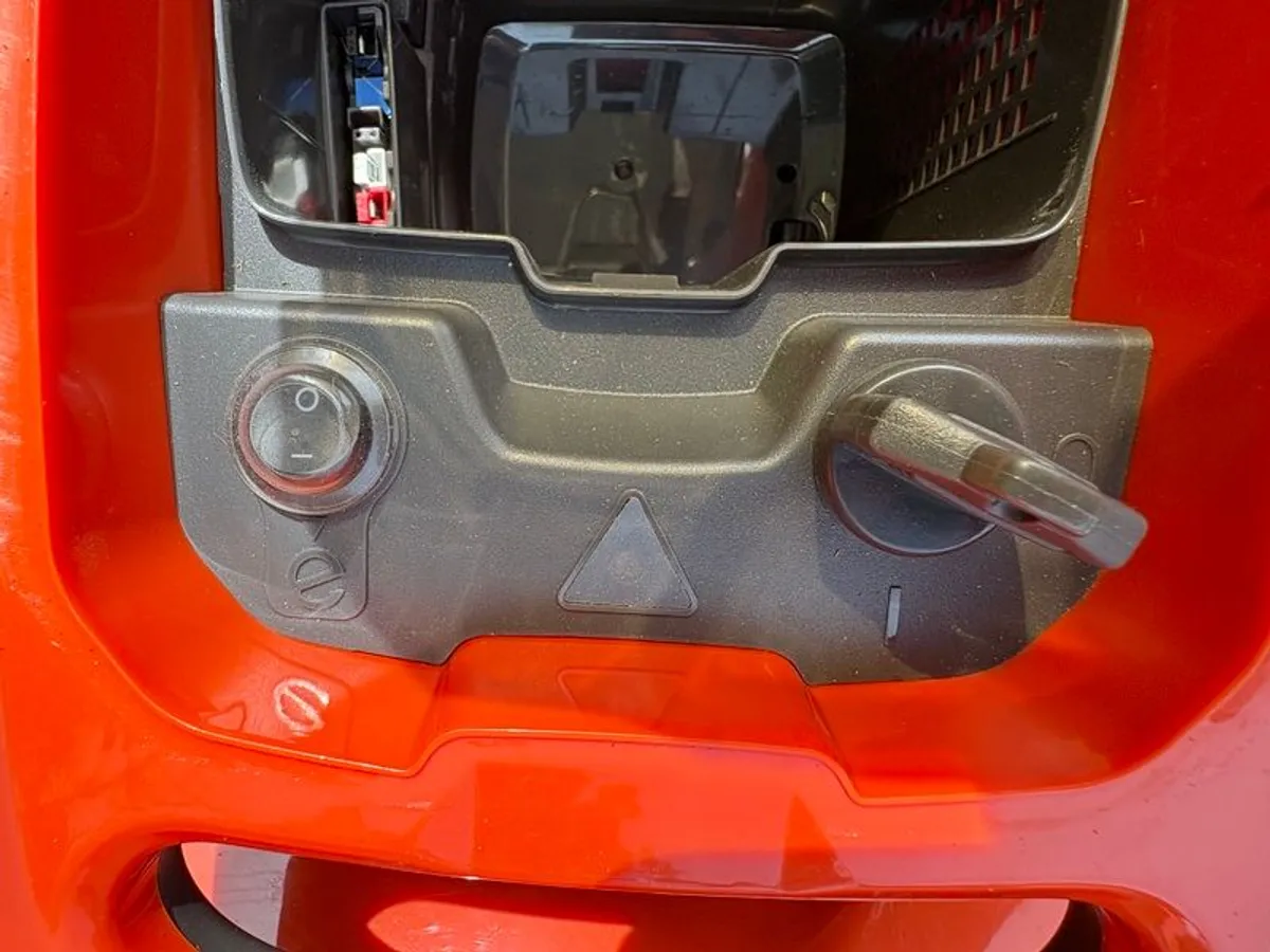 Husqvarna LC 142iS Cordless Self-Propelled Lawnmower (With 2x 40-B140 Batteries & Charger) - Image 4