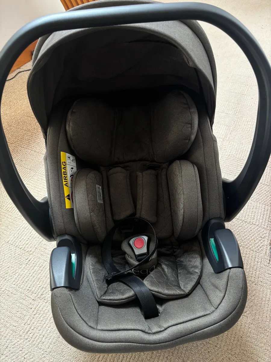 Egg 2 Egg Shell infant car seat and 2 isofix bases - Image 1