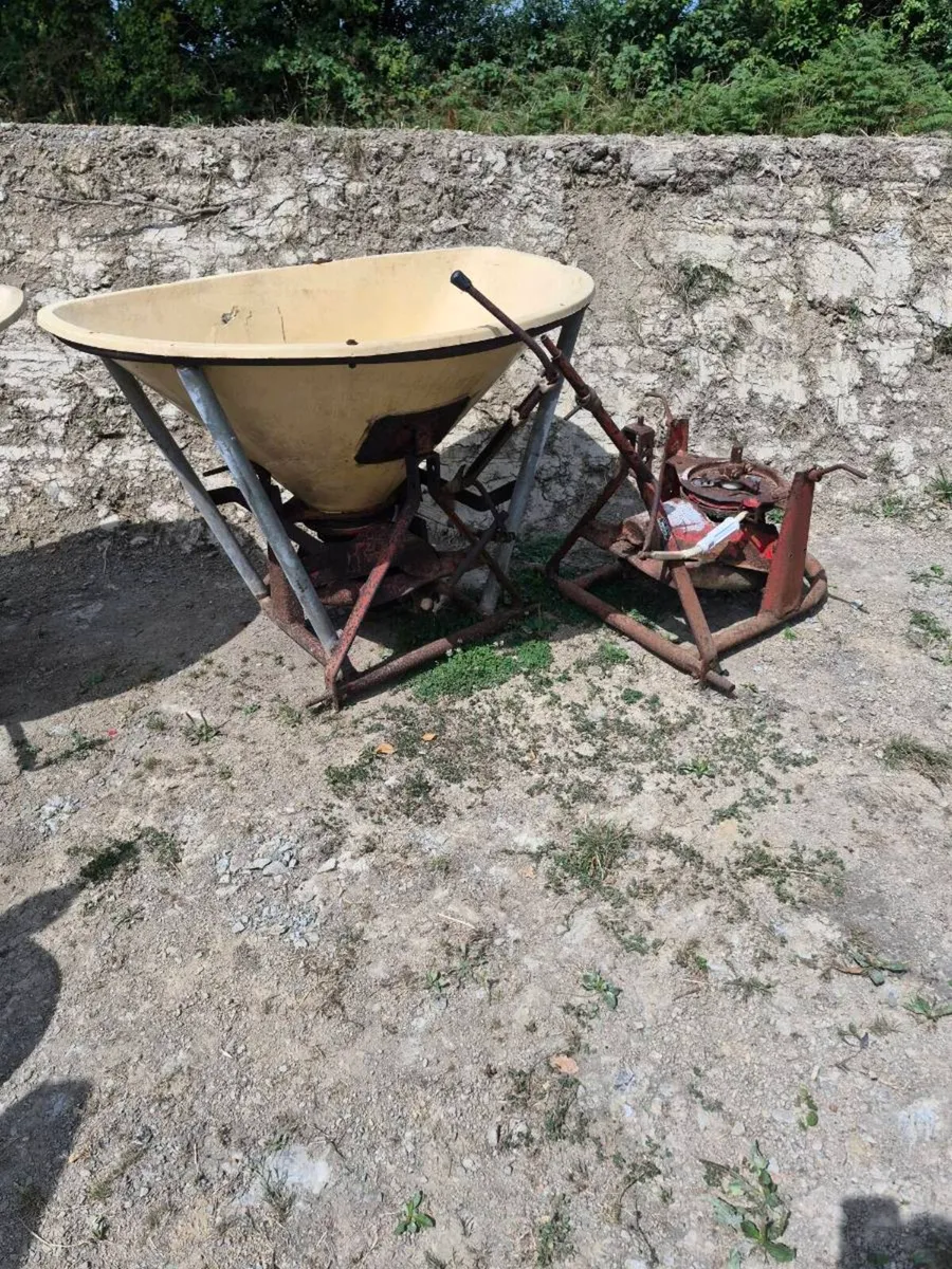 3 vicon manure spreaders wag tails - Image 1