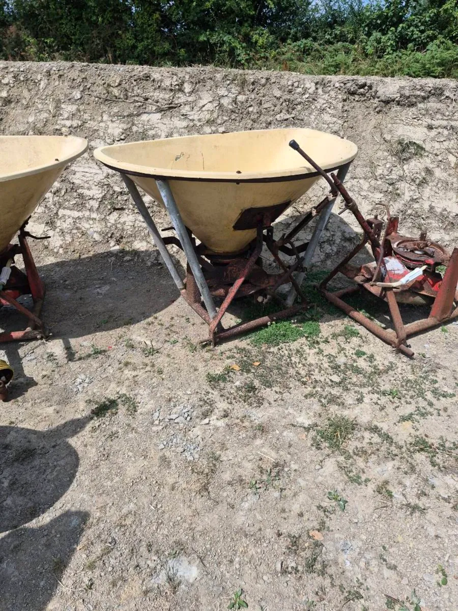 3 vicon manure spreaders wag tails - Image 2