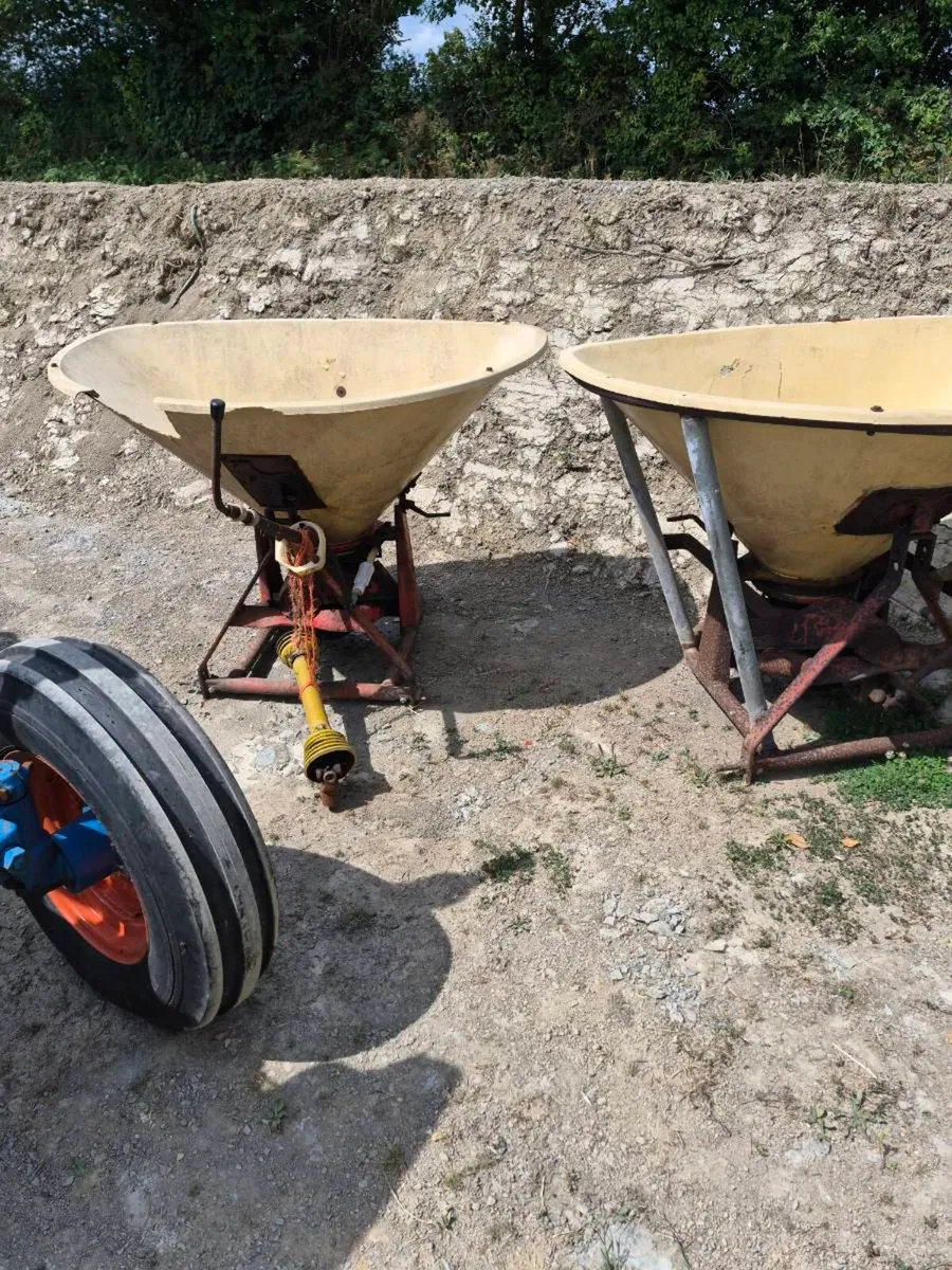 3 vicon manure spreaders wag tails - Image 3