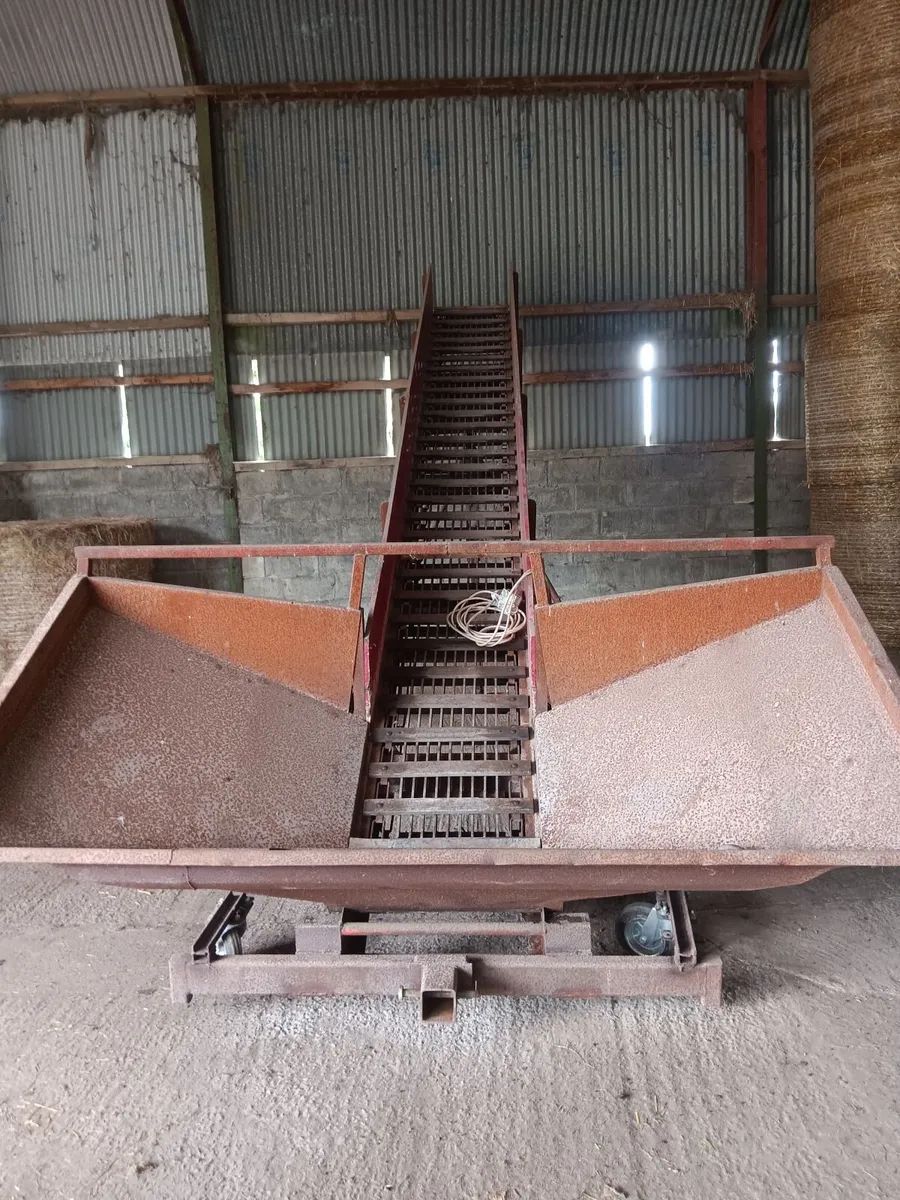 Turf Conveyor/Elevator - Bale Grab - Image 1