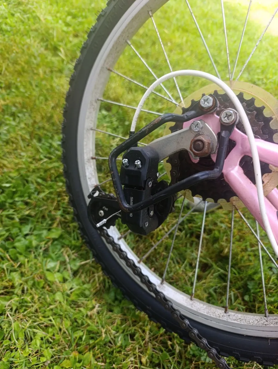 Girls 20 inch bike 6 speed - Image 2