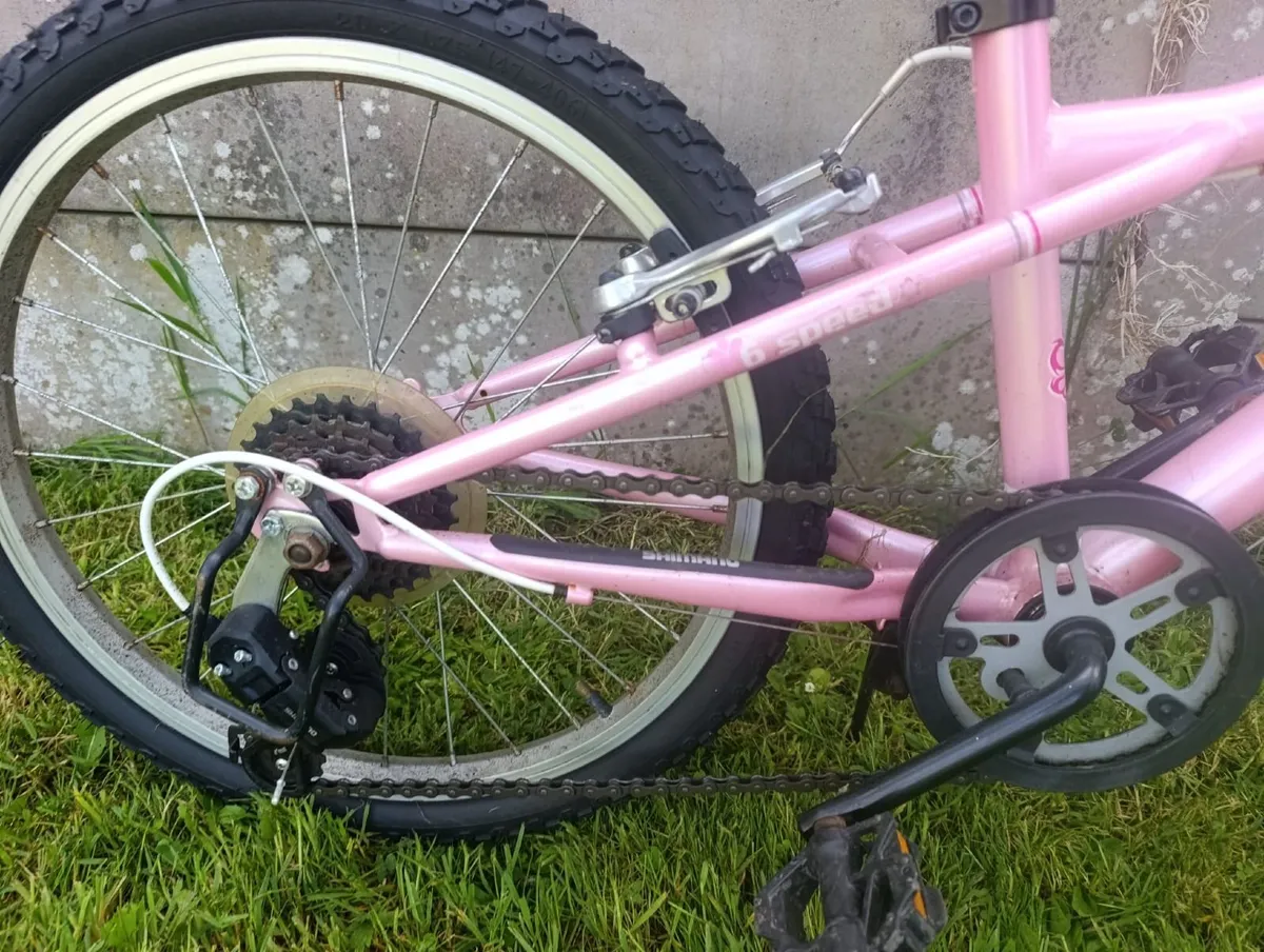 Girls 20 inch bike 6 speed - Image 3