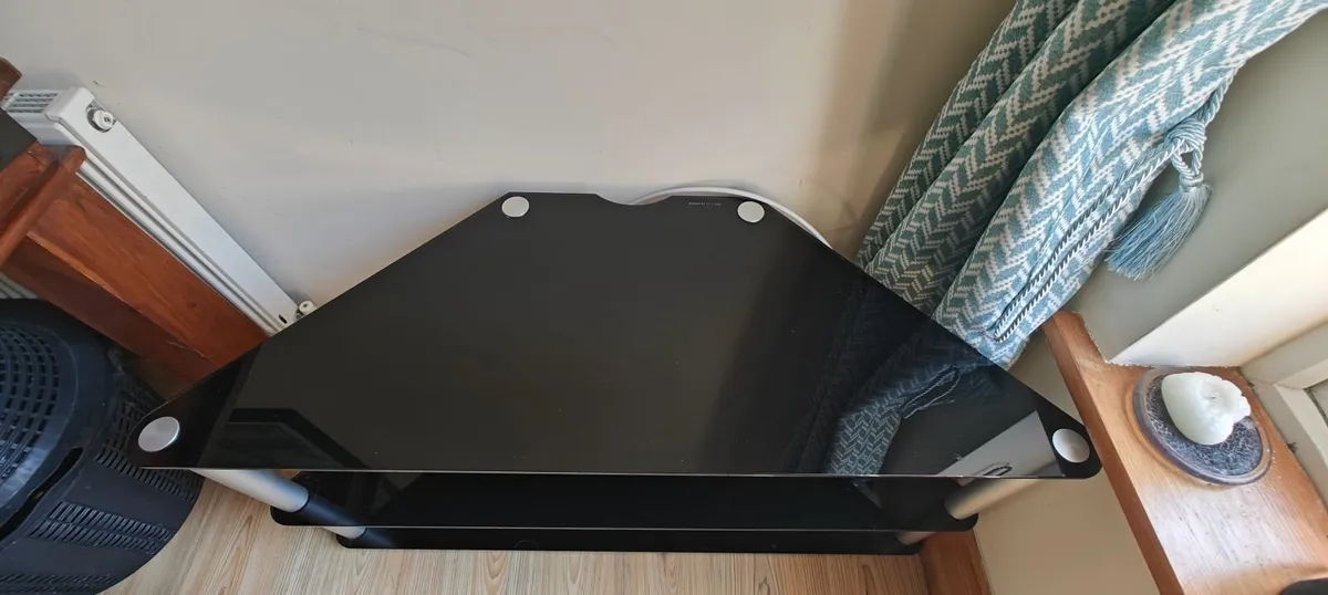 TV stand - Image 1