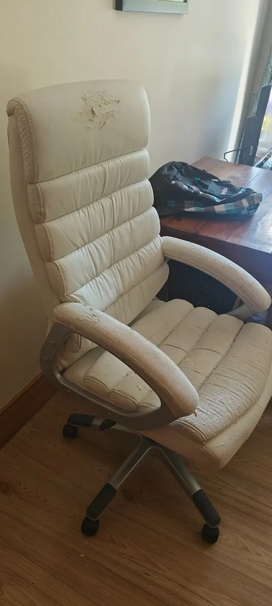 Office chair - Image 1