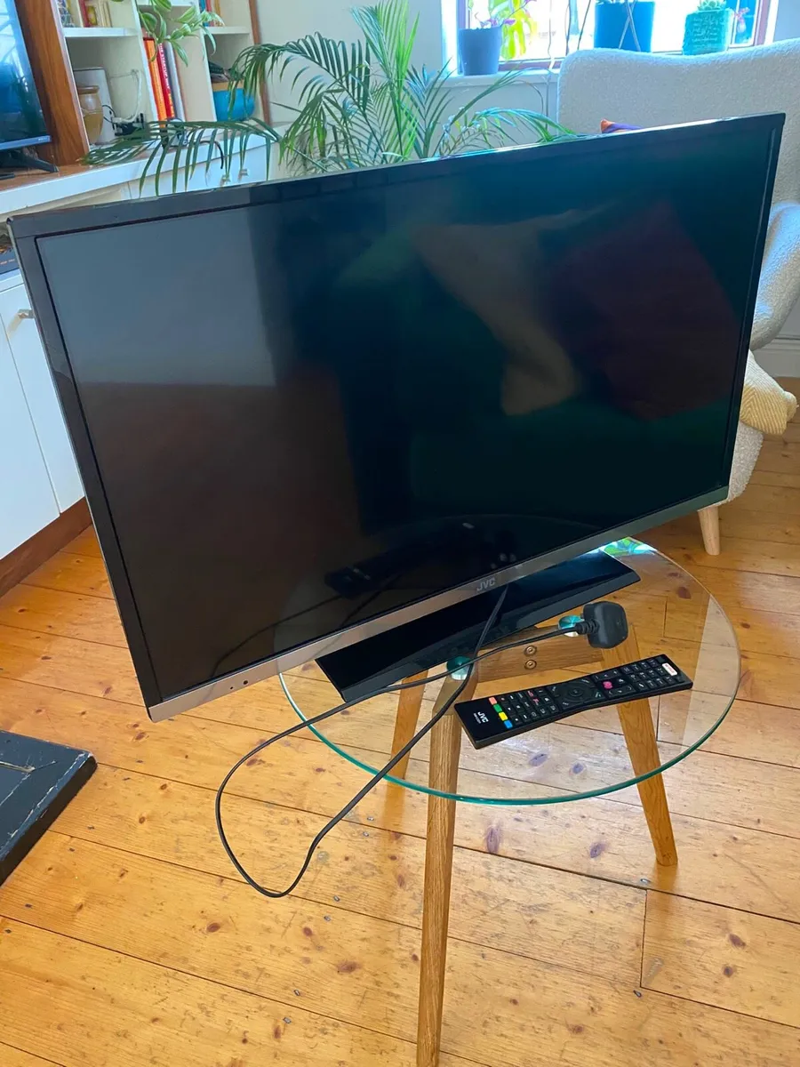 32’’ TV & DVD Player - Image 1