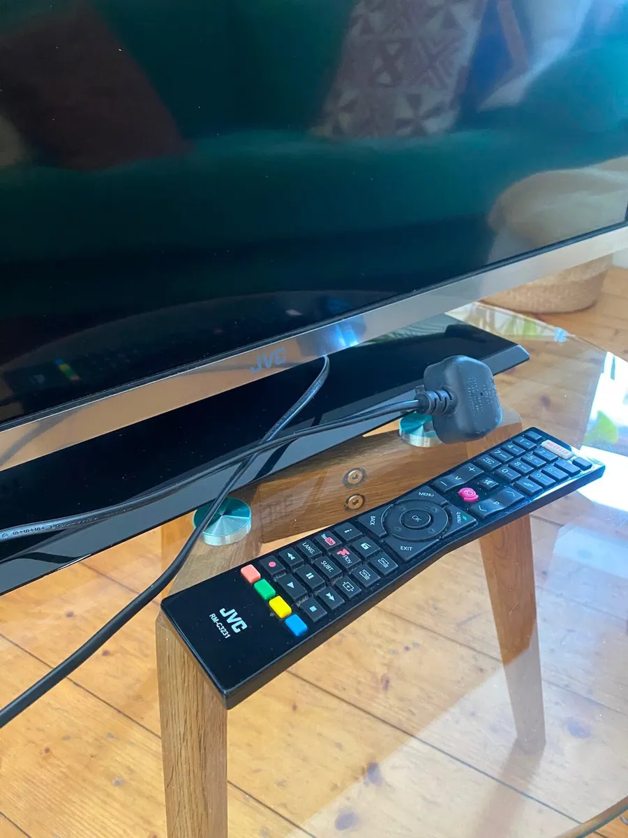 32’’ TV & DVD Player - Image 2