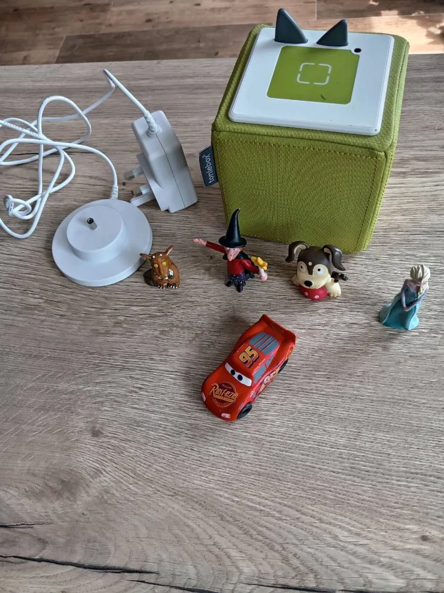 Tonie box with 5 characters