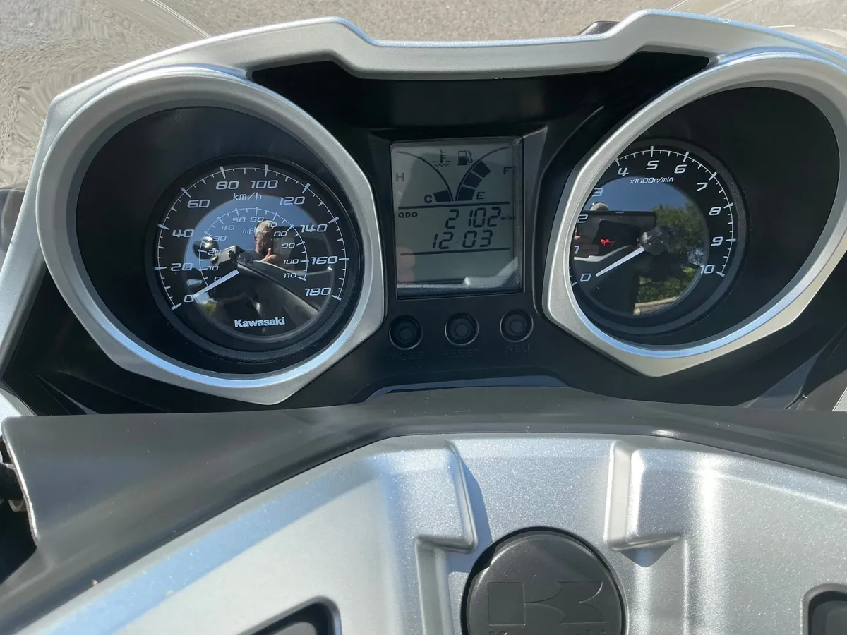 Kawasaki j300 with 2100 miles as new - Image 4