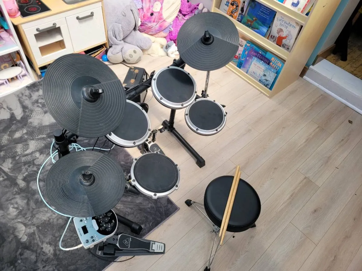 Electric drum kit + Amp + Stool - Image 4