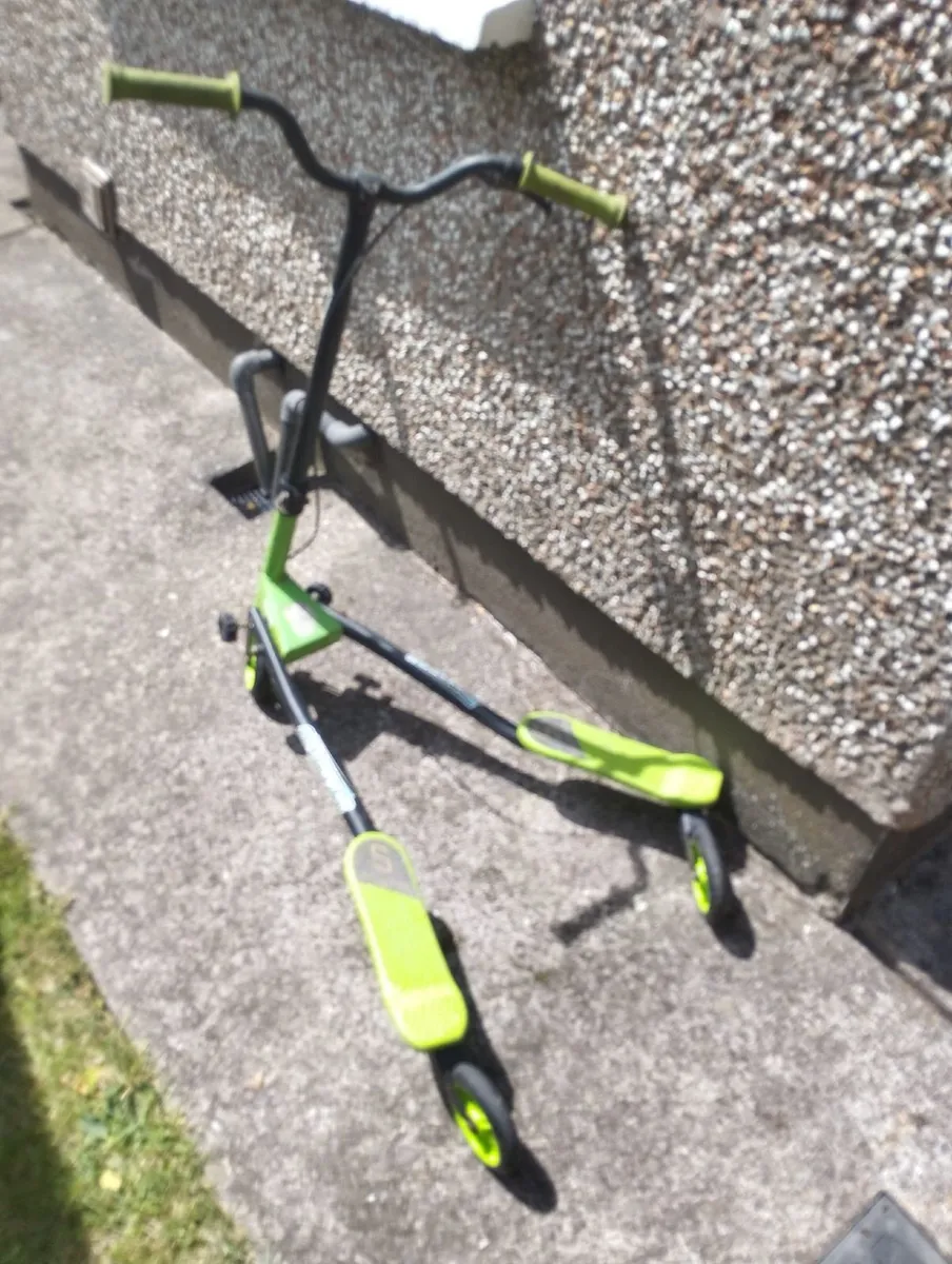 3-Wheel Swing Scooter - Image 1