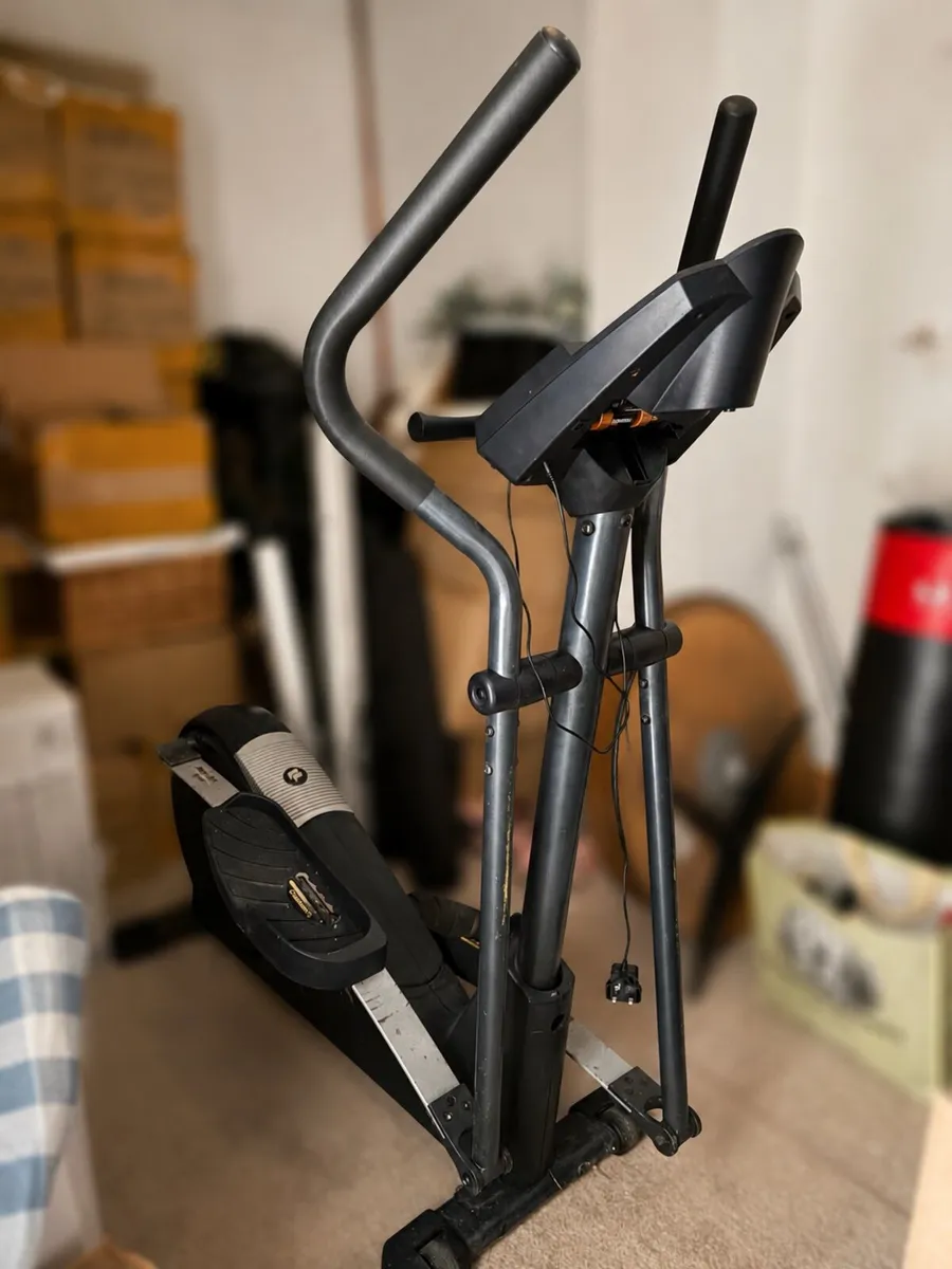 Cross trainer machine