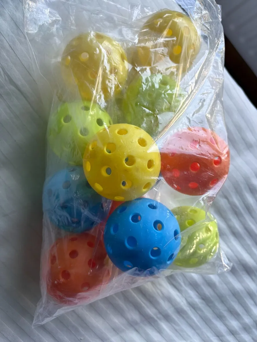 Pickleball paddles and balls - Image 3