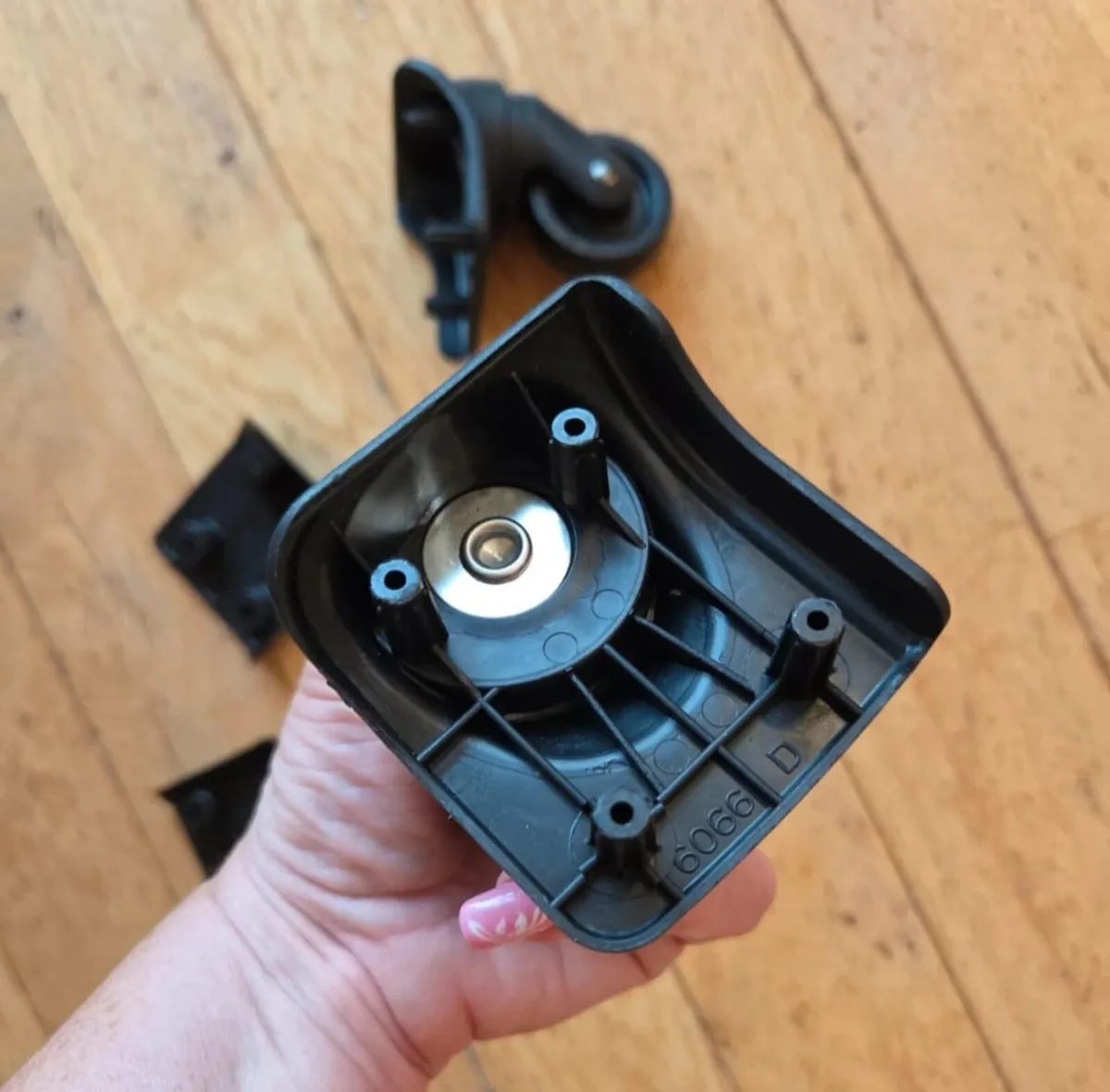 Luggage castor wheels - Image 3