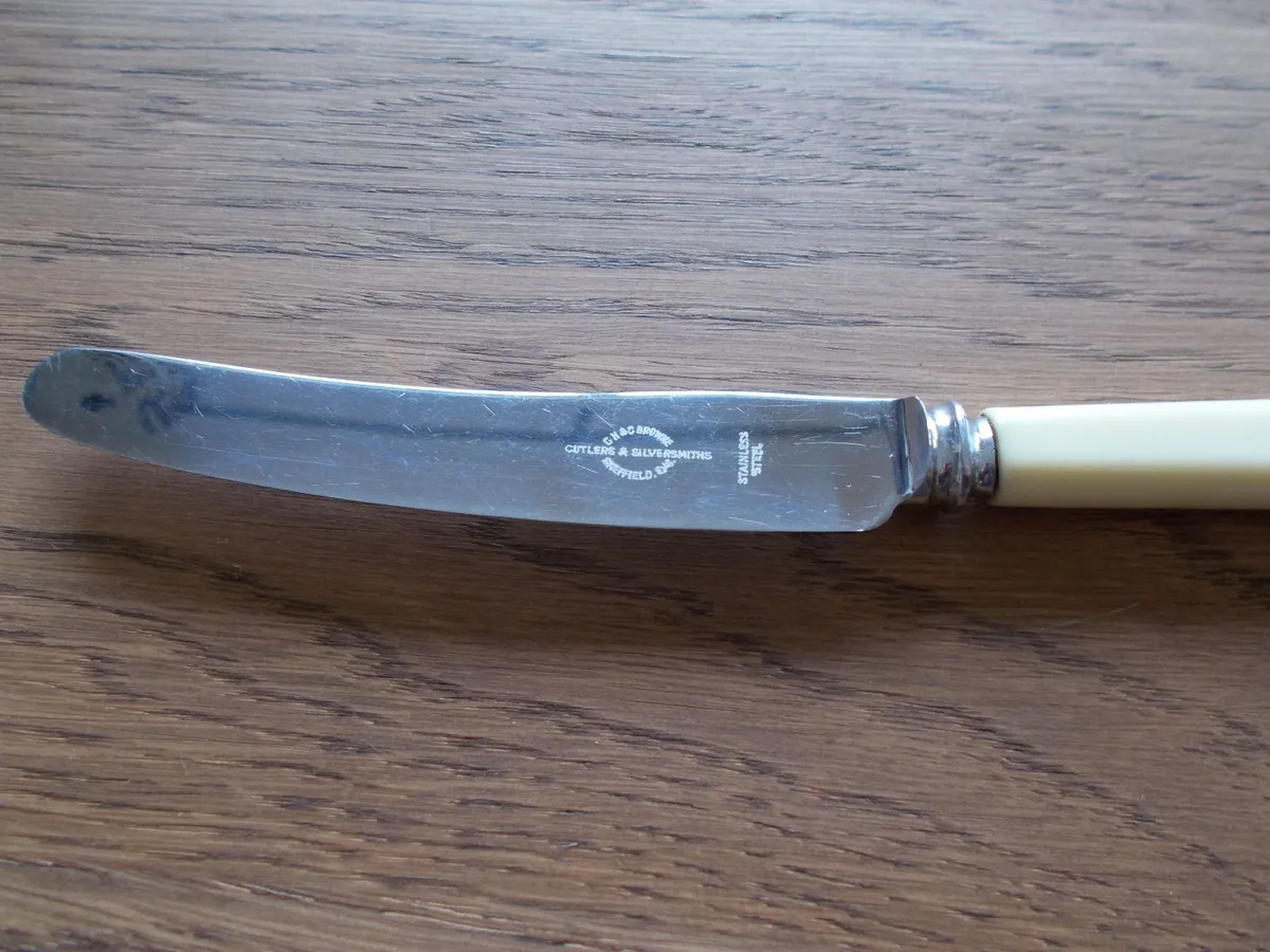 Set of 6 1940's Butter/Dessert Faux Bone Knives - Image 4