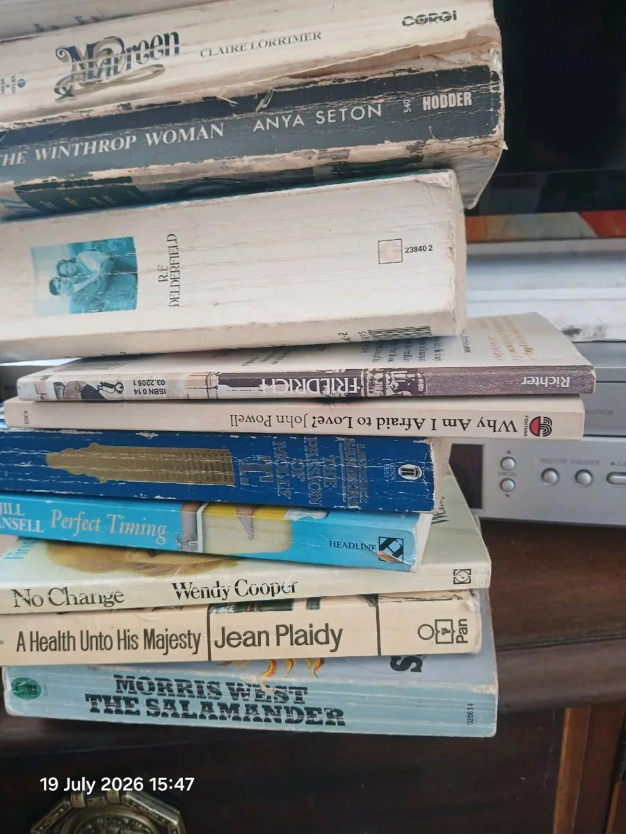 Large selection of books, - Image 3