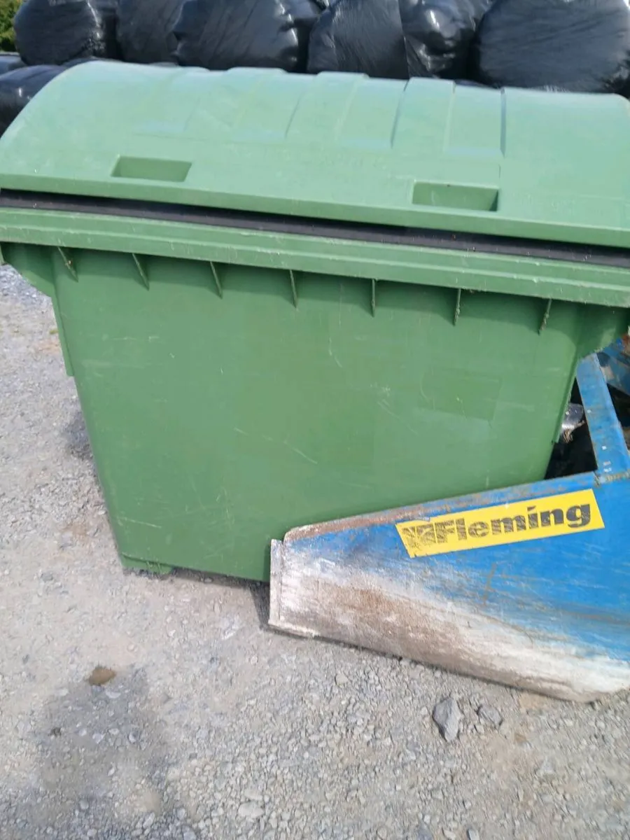 950 litre bins - Image 1