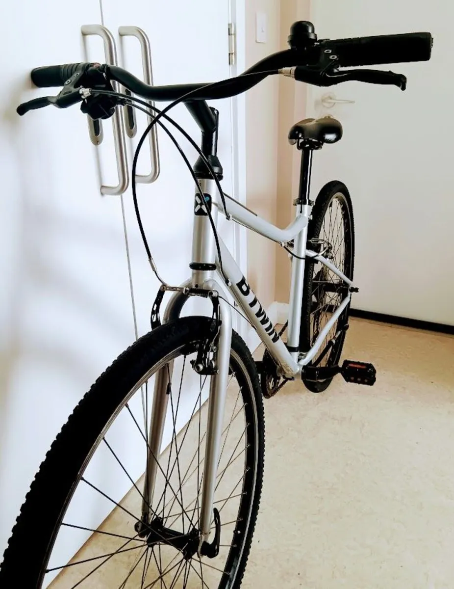 Medium size road bike hardly used - Image 2