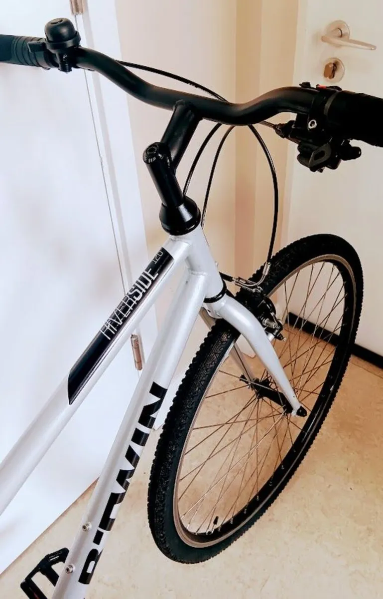 Medium size road bike hardly used - Image 3