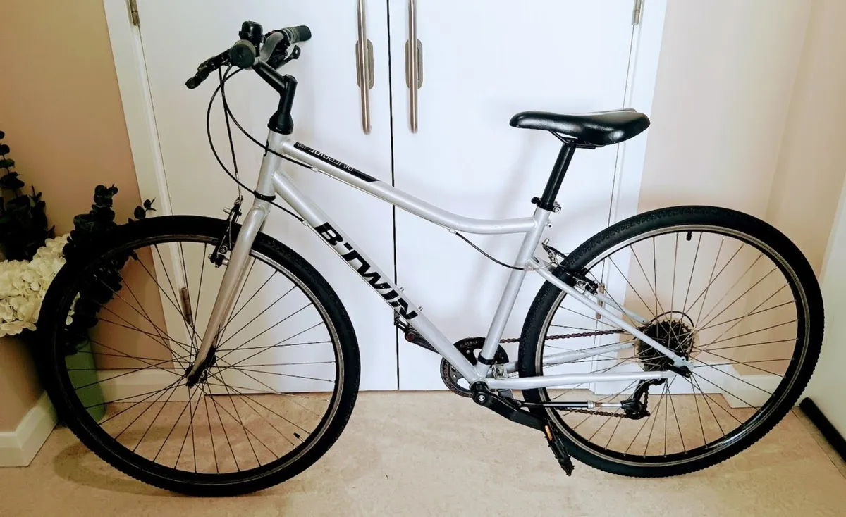 Medium size road bike hardly used - Image 1