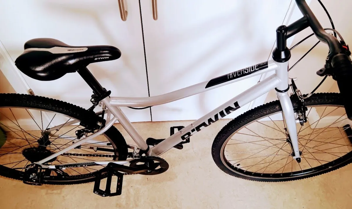 Medium size road bike hardly used - Image 4