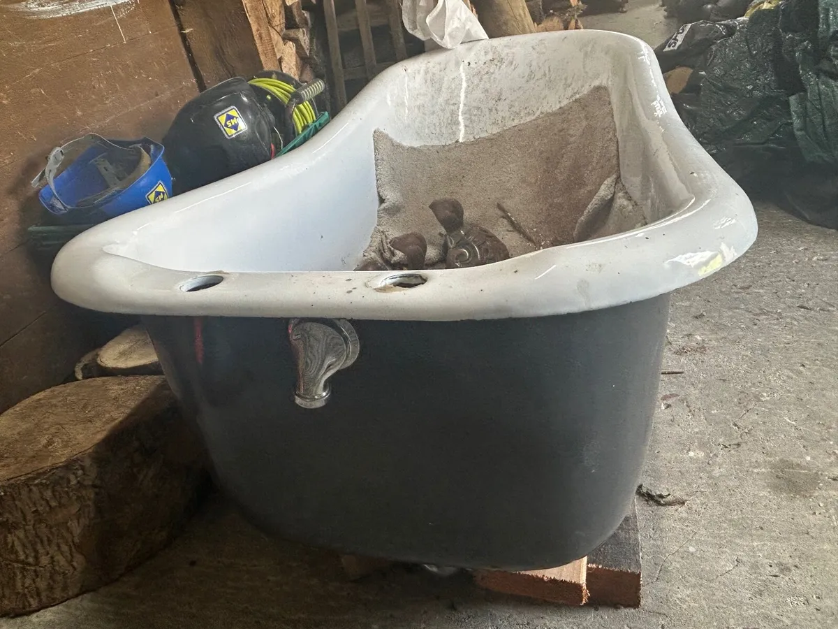 Bath.. freestanding cast iron - Image 2