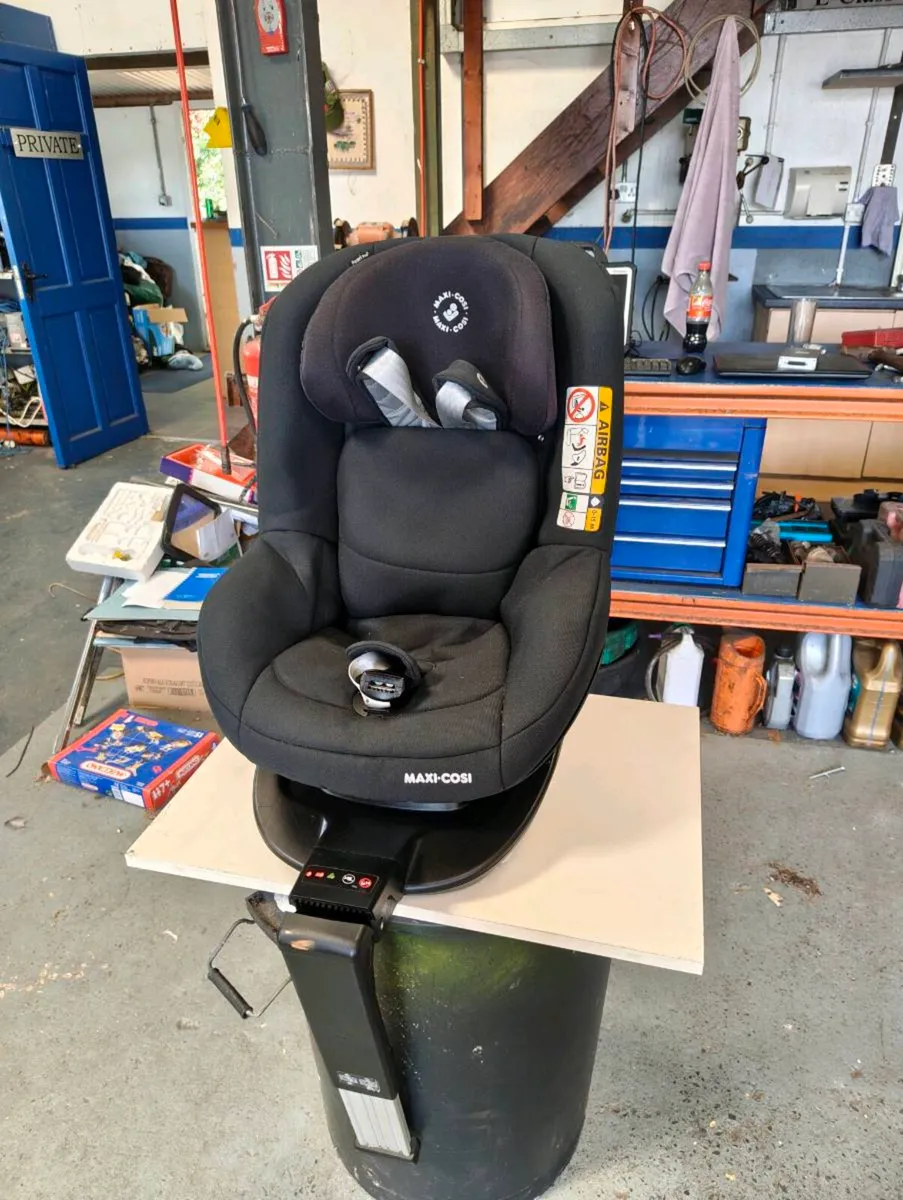 MaxiCosi Pearl Pro² i-Size Car Seat + FamilyFix - Image 1