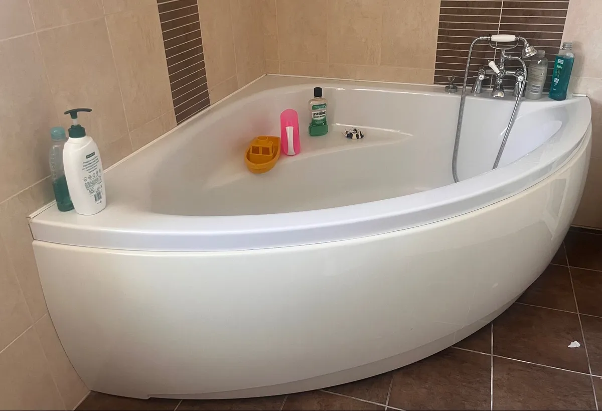 Bathroom Suite 4 piece including corner bath - Image 2
