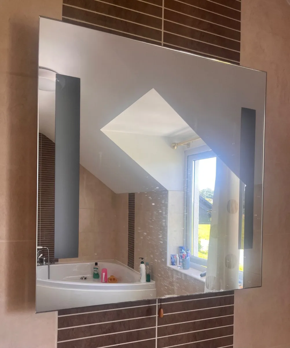 Bathroom Suite 4 piece including corner bath - Image 3