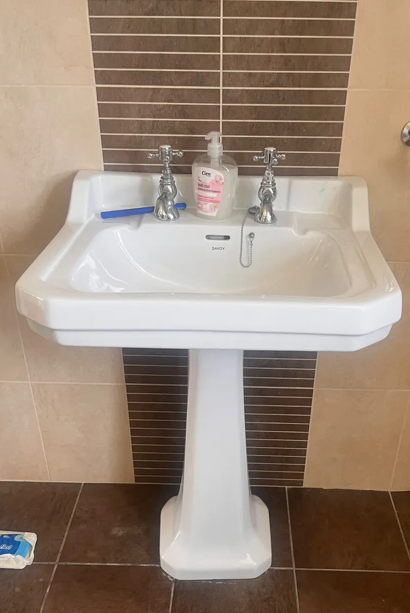 Bathroom Suite 4 piece including corner bath - Image 1
