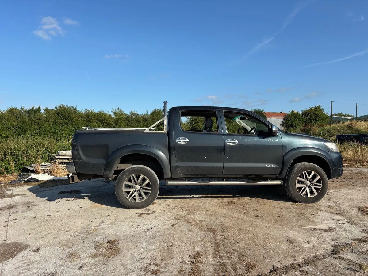 Toyota Hilux Invincible - Image 3