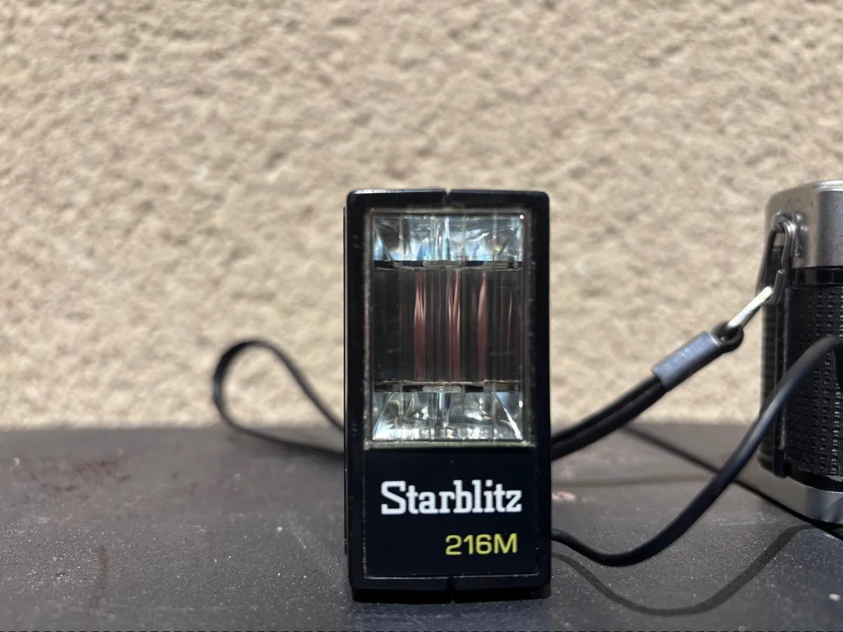 Olympus trip 35 with a starblitz flash unit - Image 3