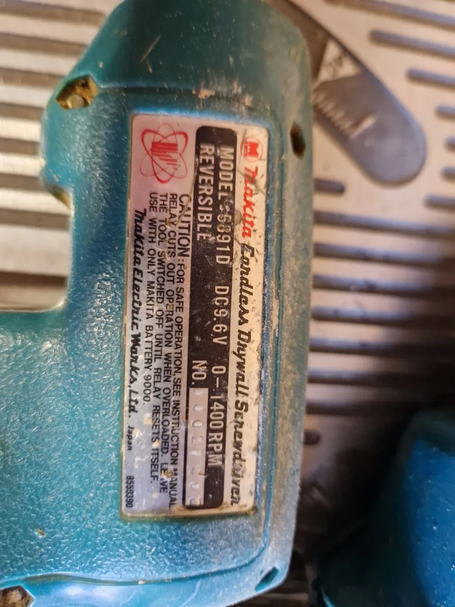 4 Makita Drills,  Flashlight - Image 3