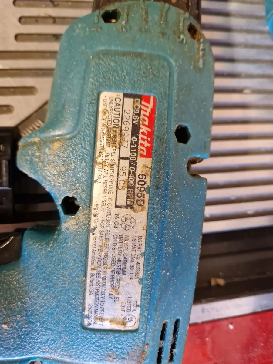 4 Makita Drills,  Flashlight - Image 4