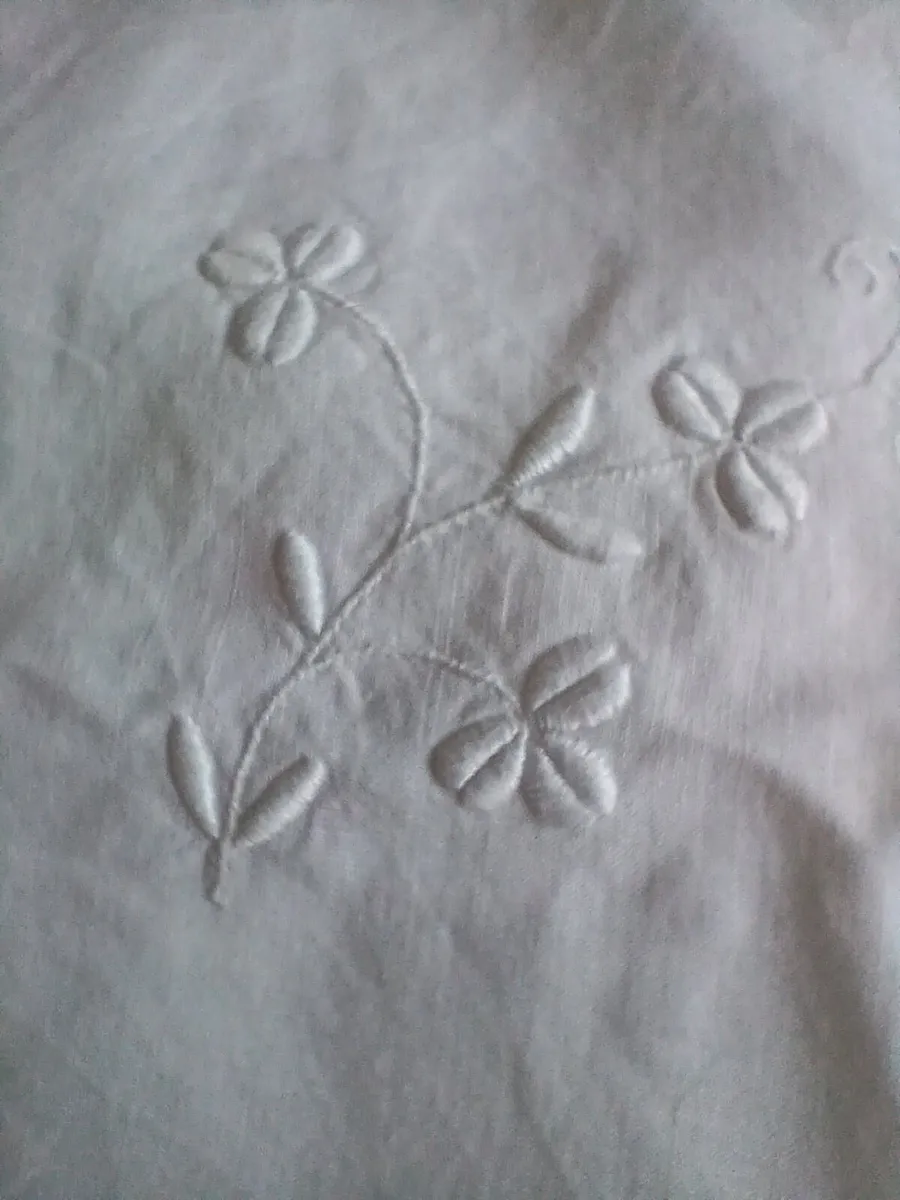 Vintage embroidered table cloth - Image 4