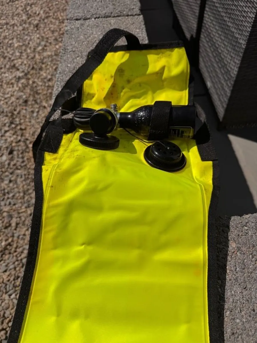 Surface marker buoy (SMB) with integrated cylinder - Image 1