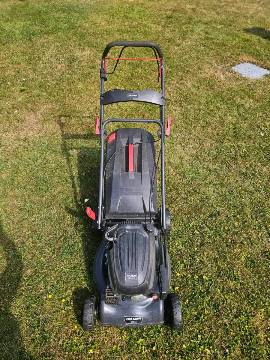 Hyundai petrol lawnmower - Image 2