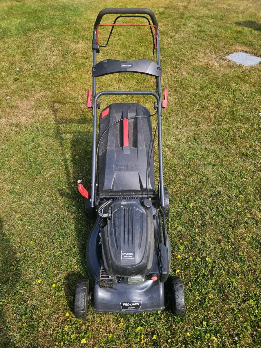 Hyundai petrol lawnmower - Image 3