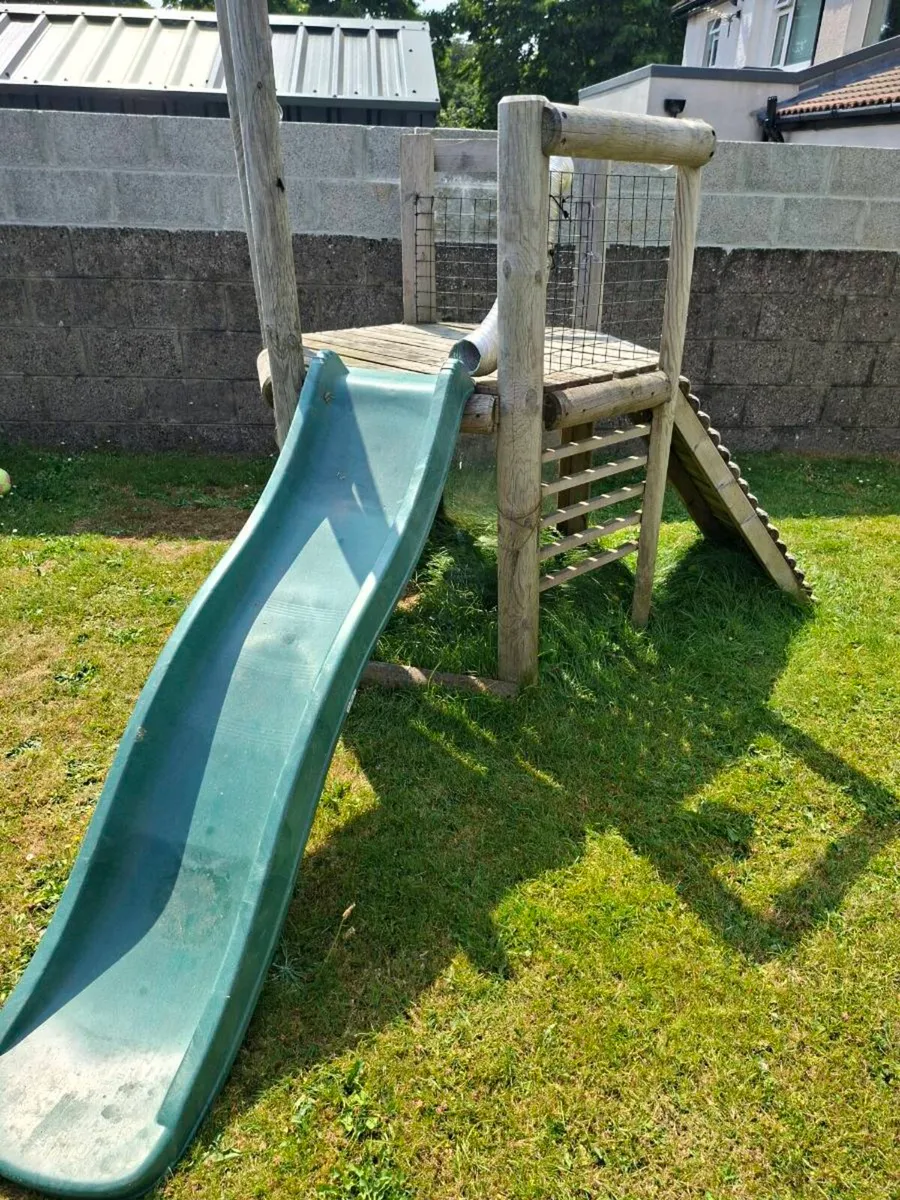 Wooden treehouse - Image 1