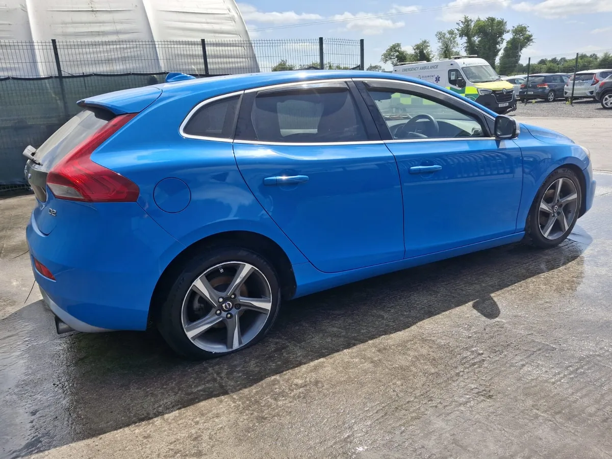 142 Volvo V40 R Design  Light Damage - Image 3