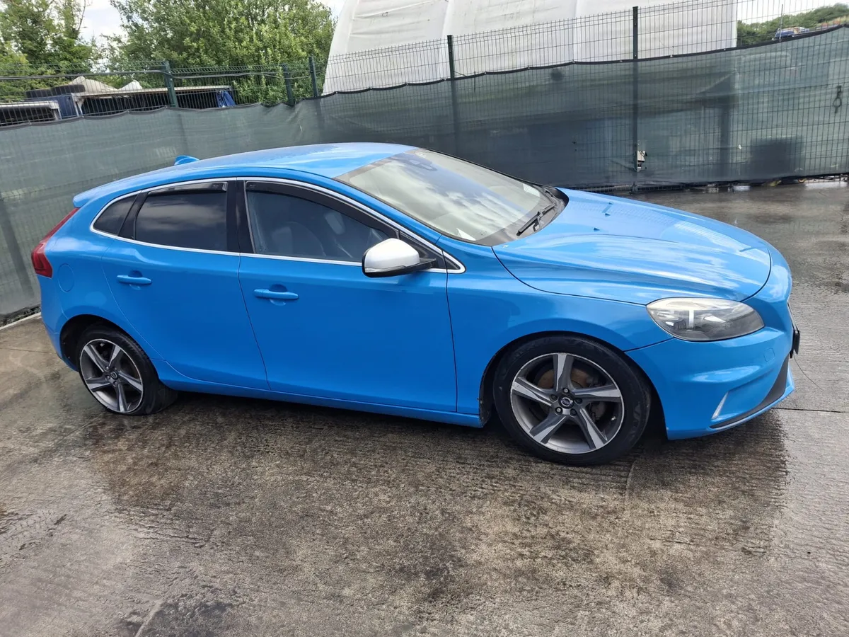 142 Volvo V40 R Design  Light Damage - Image 1