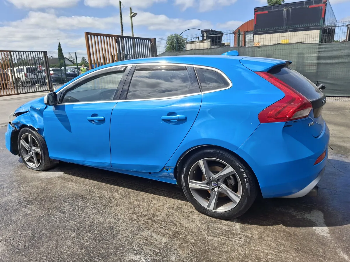 142 Volvo V40 R Design  Light Damage - Image 4